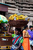 Street life around the Sri Meenakshi-Sundareshwarar Temple of Madurai. Tamil Nadu.  